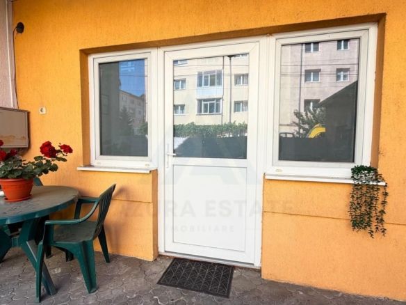 Spatiu comercial la curte 50 mp utili parter openspace zona Strand