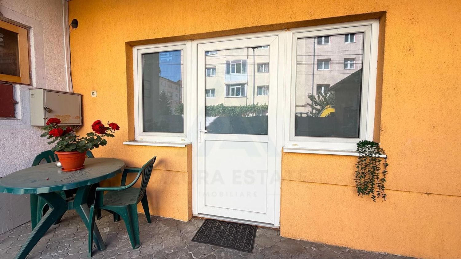 Spatiu comercial la curte 50 mp utili parter openspace zona Strand