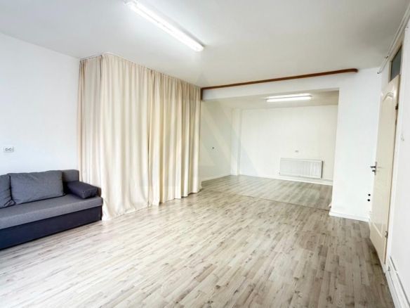 Spatiu comercial la curte 50 mp utili parter openspace zona Strand