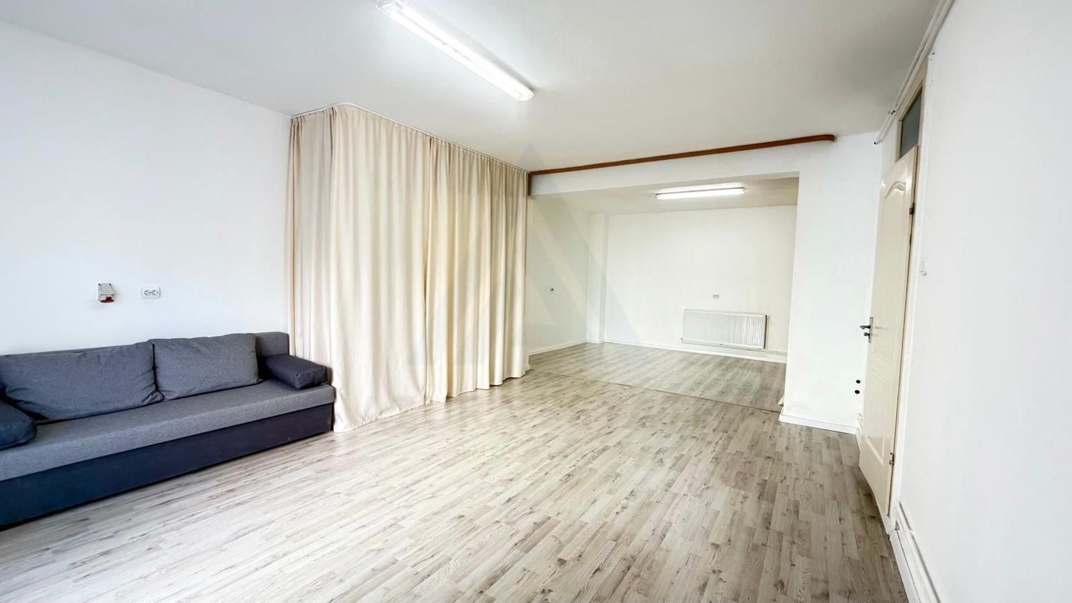 Spatiu comercial la curte 50 mp utili parter openspace zona Strand
