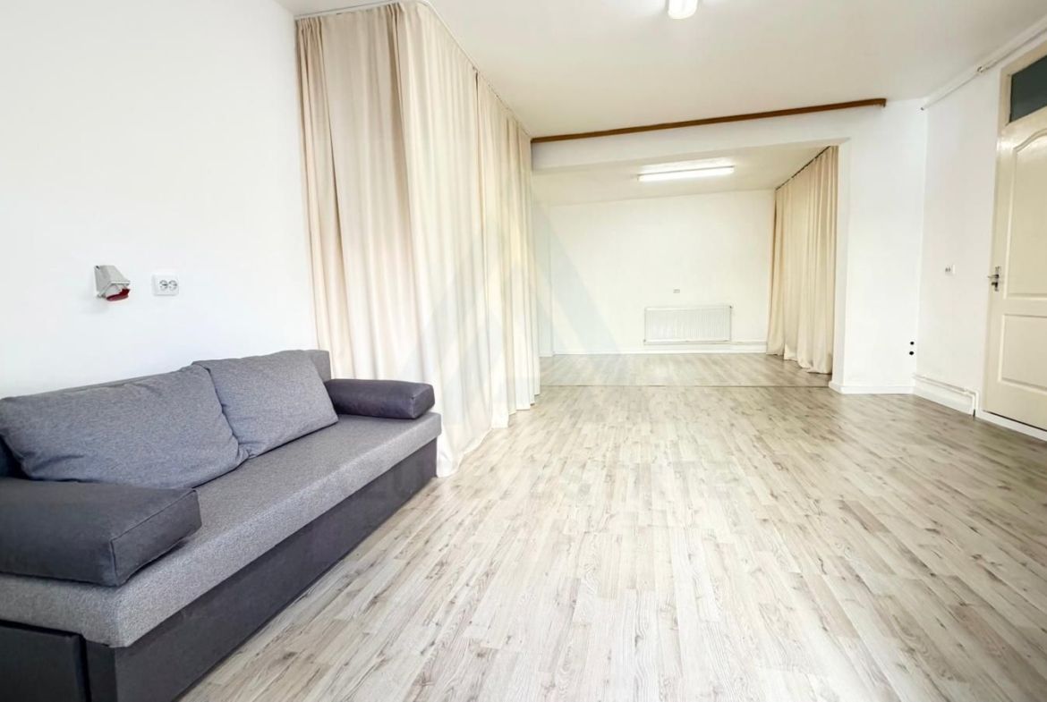 Spatiu comercial la curte 50 mp utili parter openspace zona Strand