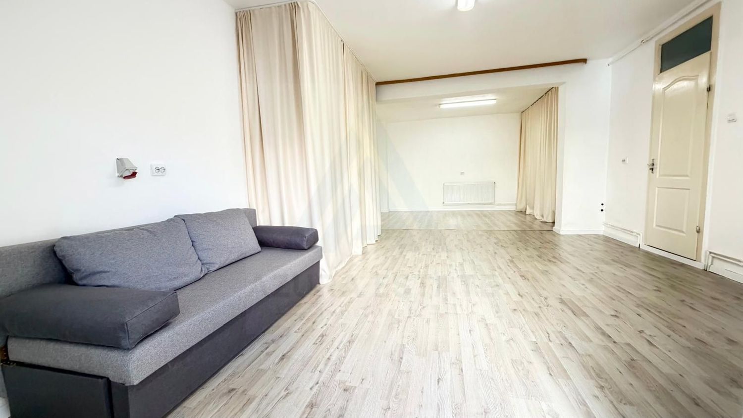 Spatiu comercial la curte 50 mp utili parter openspace zona Strand