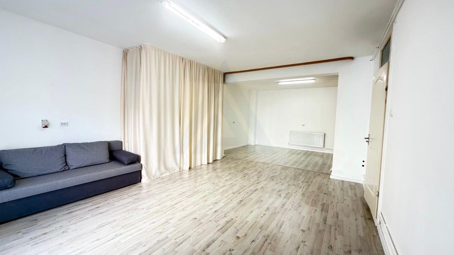Spatiu comercial la curte 50 mp utili parter openspace zona Strand