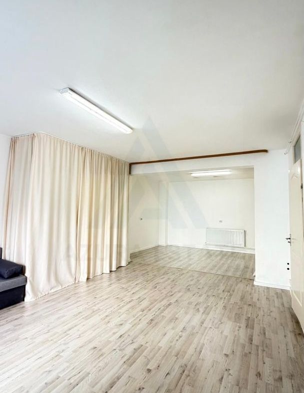 Spatiu comercial la curte 50 mp utili parter openspace zona Strand