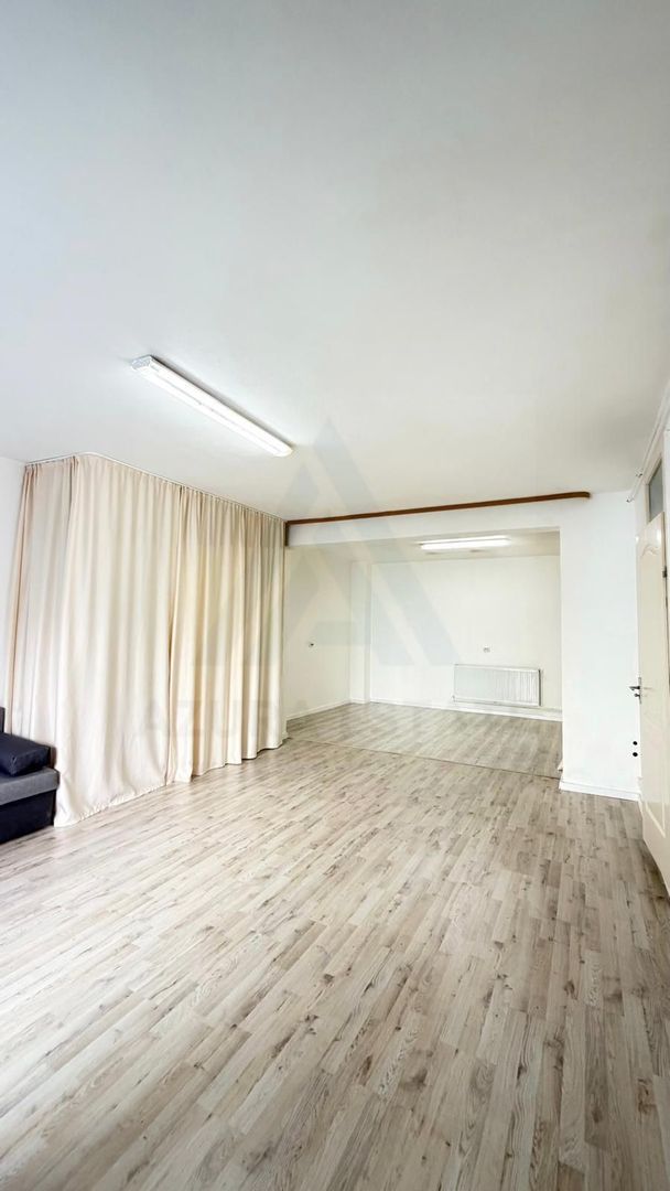 Spatiu comercial la curte 50 mp utili parter openspace zona Strand