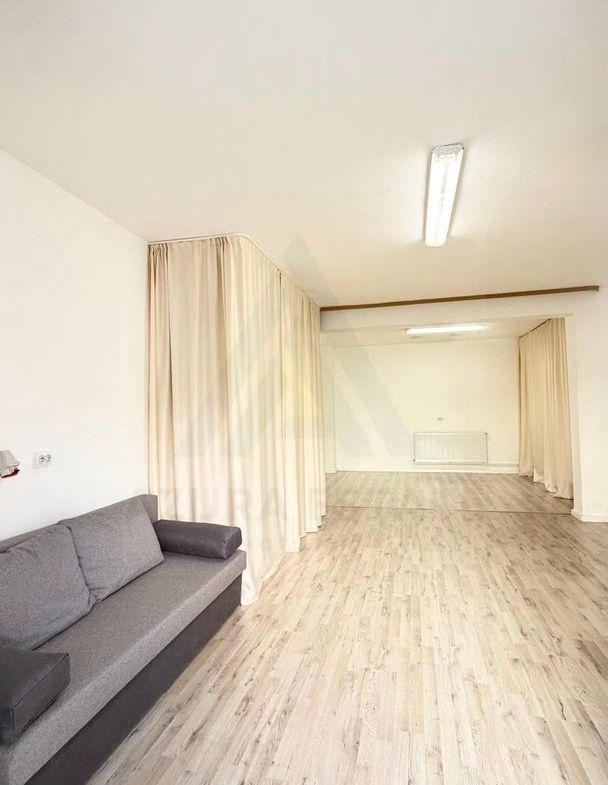 Spatiu comercial la curte 50 mp utili parter openspace zona Strand