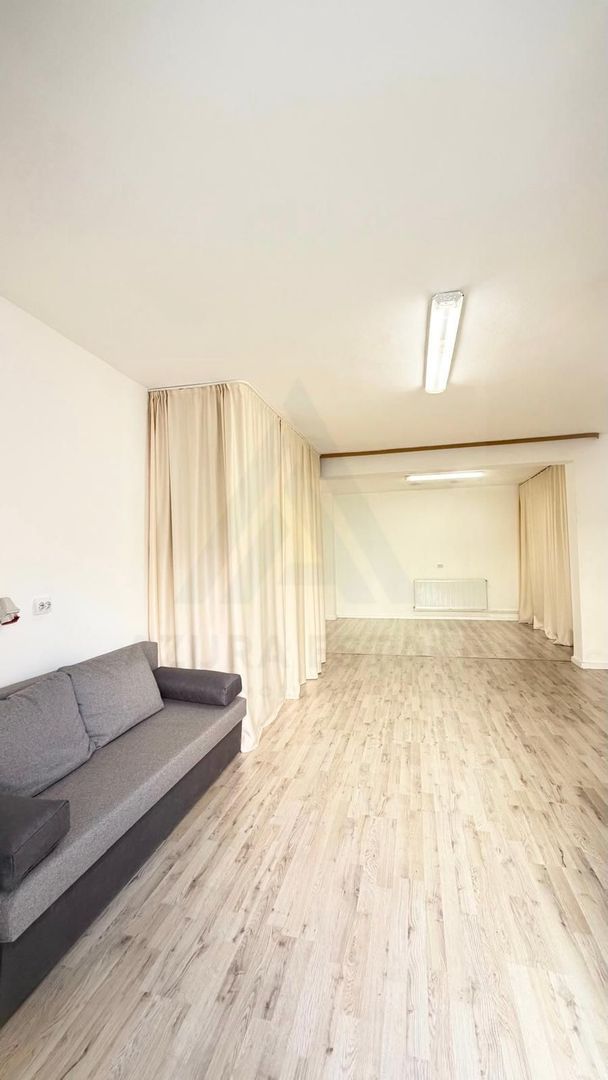 Spatiu comercial la curte 50 mp utili parter openspace zona Strand