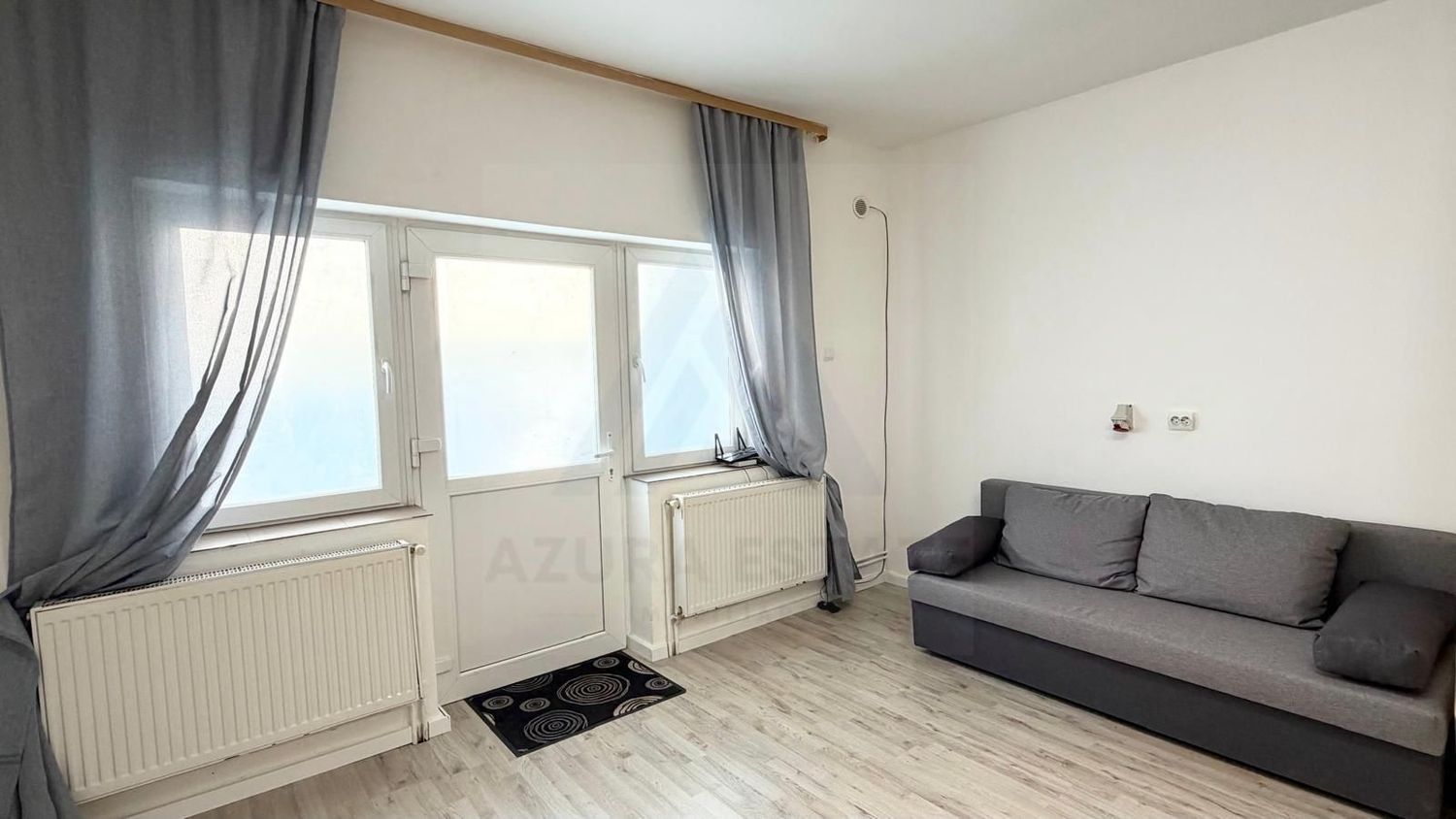 Spatiu comercial la curte 50 mp utili parter openspace zona Strand