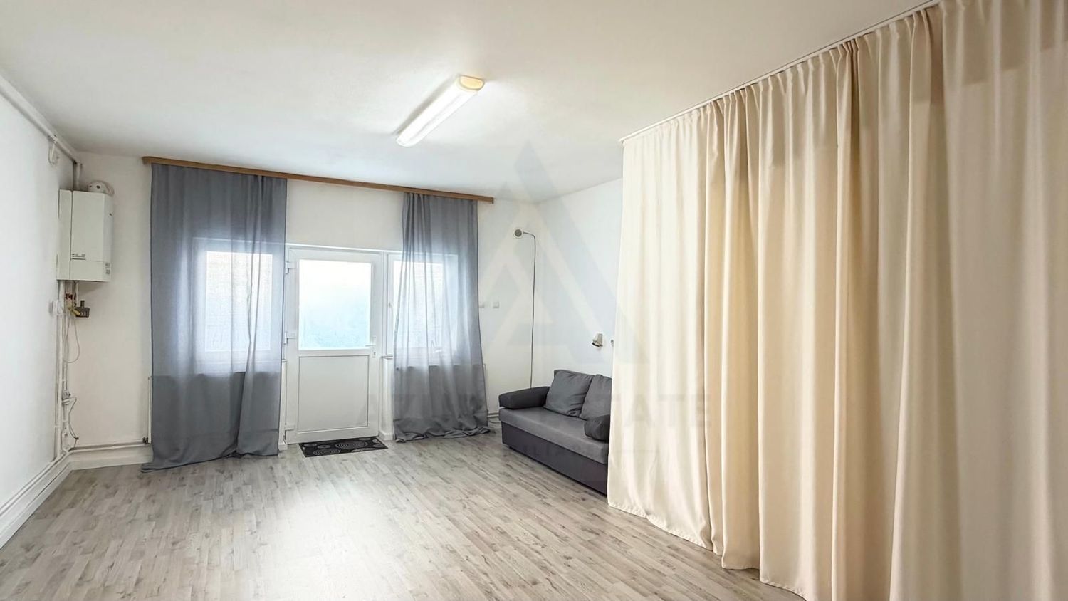 Spatiu comercial la curte 50 mp utili parter openspace zona Strand