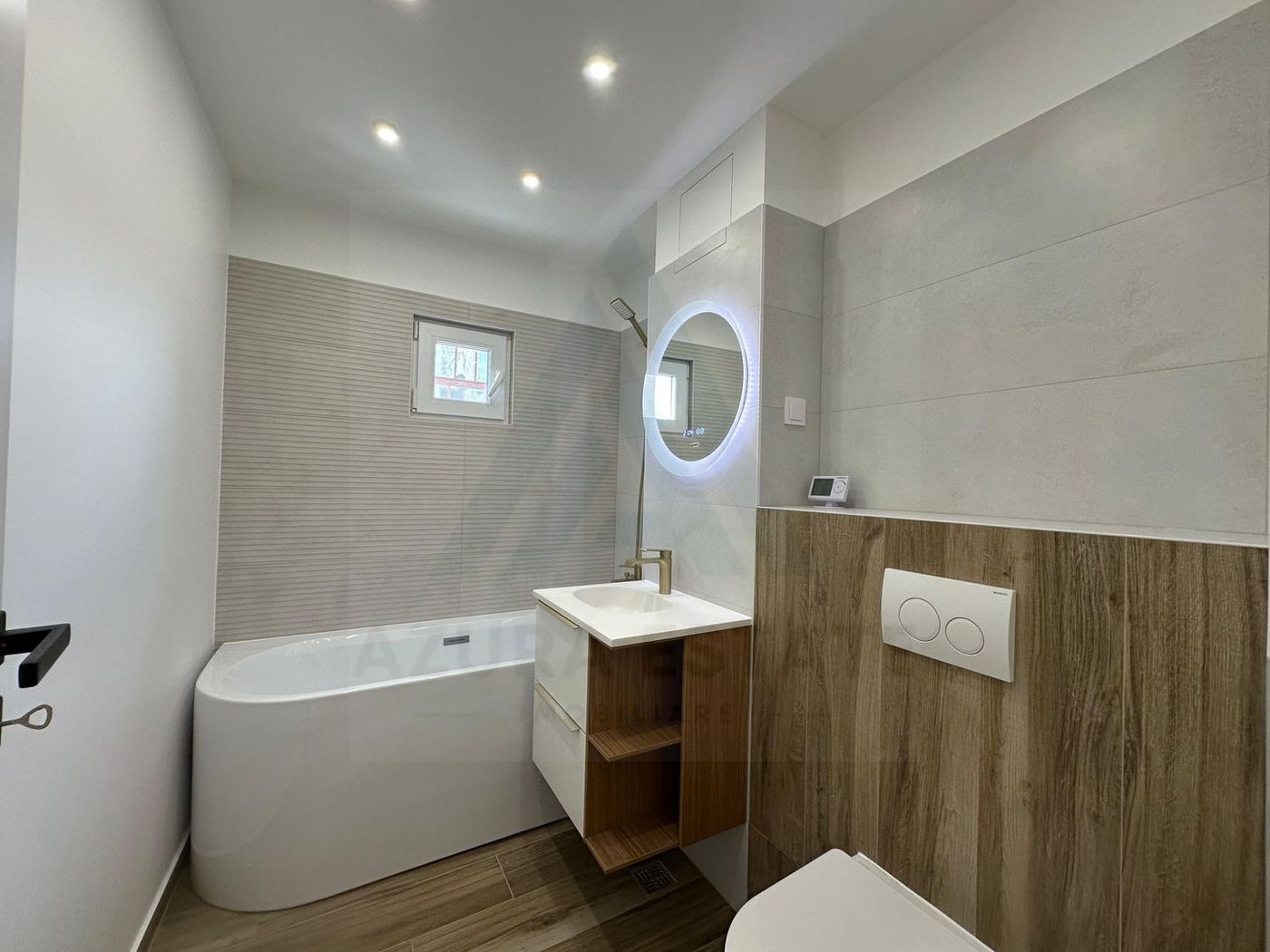 Apartament 3 camere 64 mp utili 2 bai etaj 1 complet renovat Strand