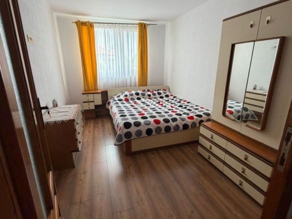 Închiriez casă individuală spațioasă 5 camere ( 200mp ) compusă din 2 apartamente cu intrare separată