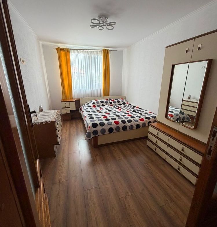 Închiriez casă individuală spațioasă 5 camere ( 200mp ) compusă din 2 apartamente cu intrare separată