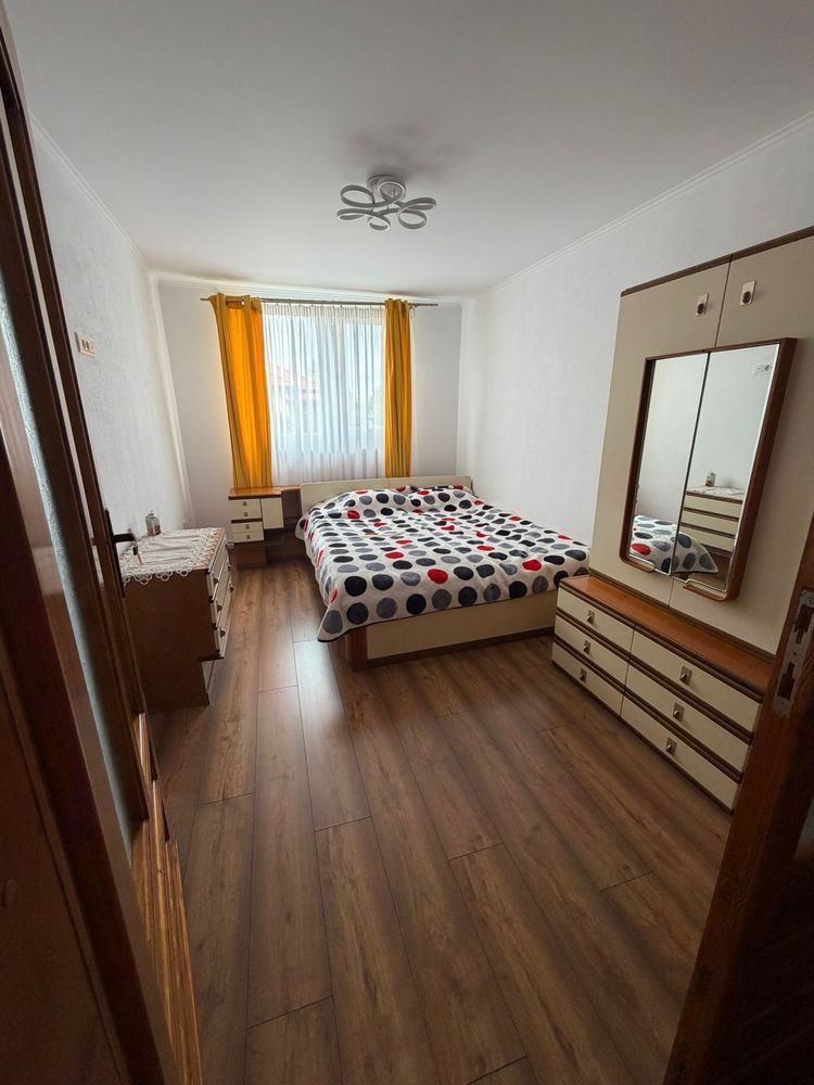 Închiriez casă individuală spațioasă 5 camere ( 200mp ) compusă din 2 apartamente cu intrare separată