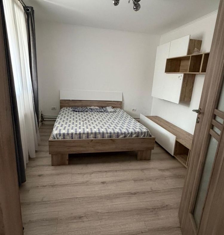 Închiriez casă individuală spațioasă 5 camere ( 200mp ) compusă din 2 apartamente cu intrare separată