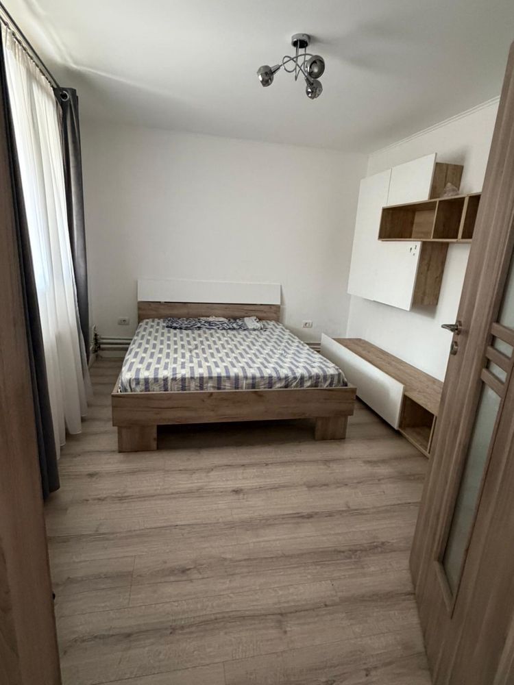 Închiriez casă individuală spațioasă 5 camere ( 200mp ) compusă din 2 apartamente cu intrare separată