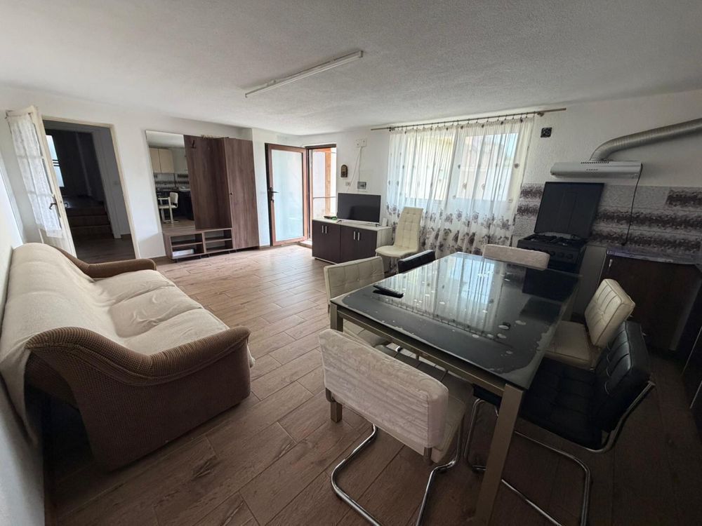 Închiriez casă individuală spațioasă 5 camere ( 200mp ) compusă din 2 apartamente cu intrare separată