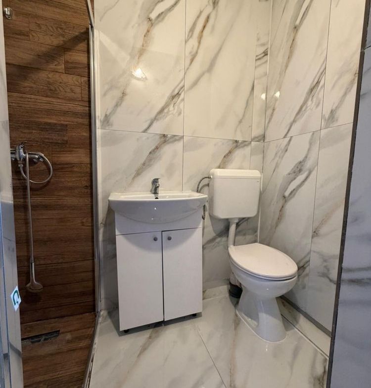 Închiriez casă individuală spațioasă 5 camere ( 200mp ) compusă din 2 apartamente cu intrare separată