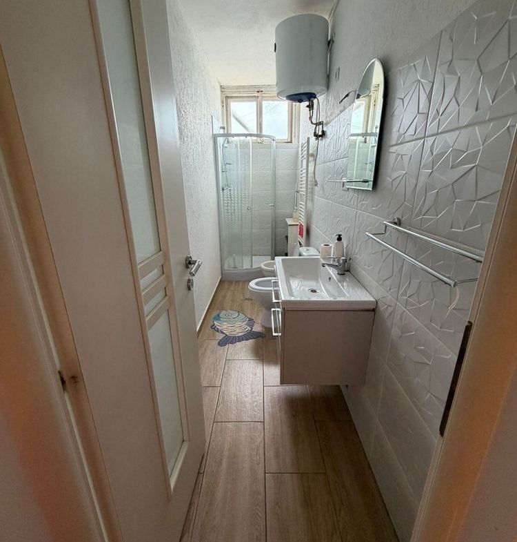 Închiriez casă individuală spațioasă 5 camere ( 200mp ) compusă din 2 apartamente cu intrare separată