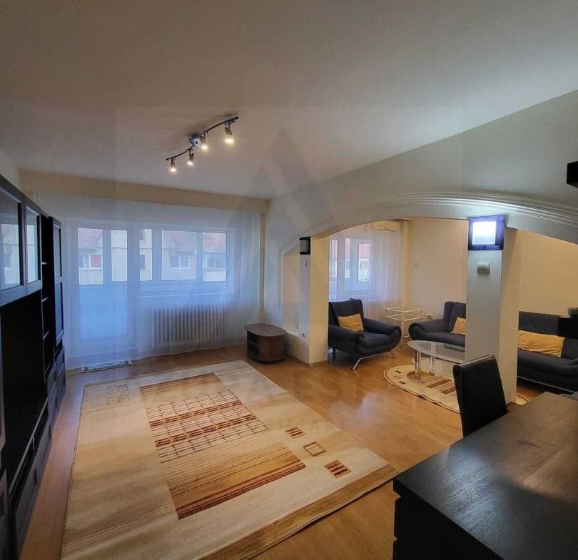 Apartament renovat 3 camere 2 bai 85 mp utili in zona Centrala