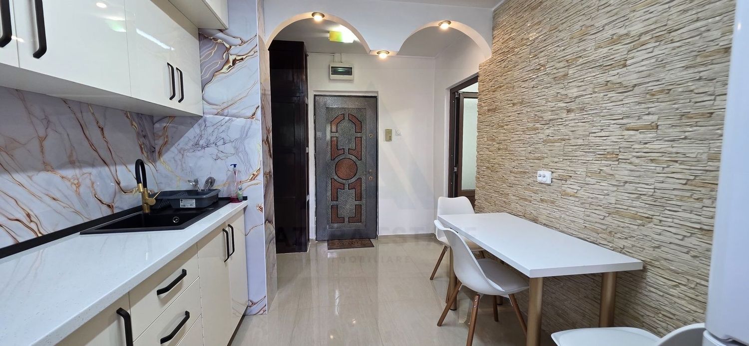 Apartament renovat cu 2 camere decomandat 50 mp etajul 2/8 Bd Mihai V