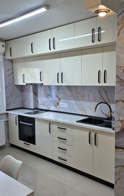 Apartament renovat cu 2 camere decomandat 50 mp etajul 2/8 Bd Mihai V