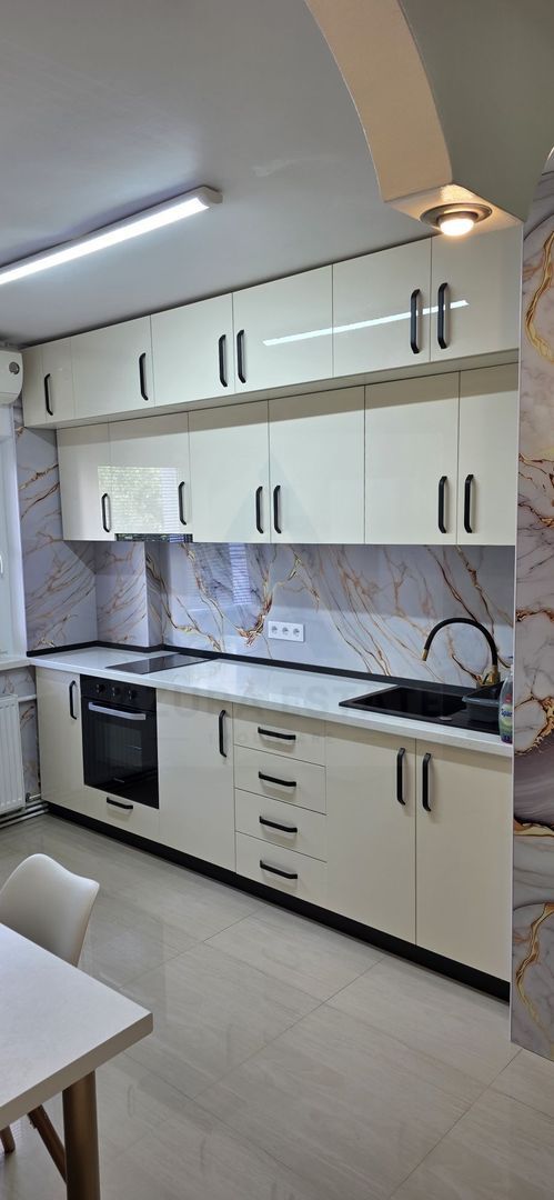 Apartament renovat cu 2 camere decomandat 50 mp etajul 2/8 Bd Mihai V