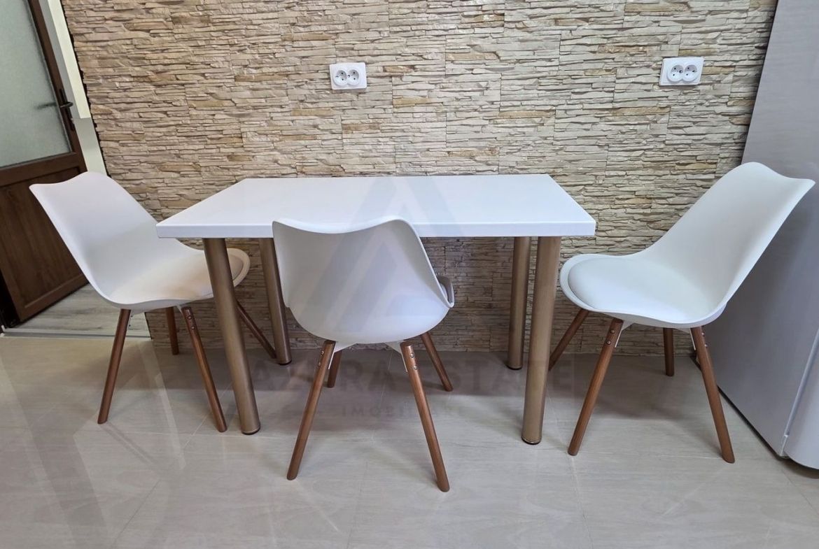 Apartament renovat cu 2 camere decomandat 50 mp etajul 2/8 Bd Mihai V