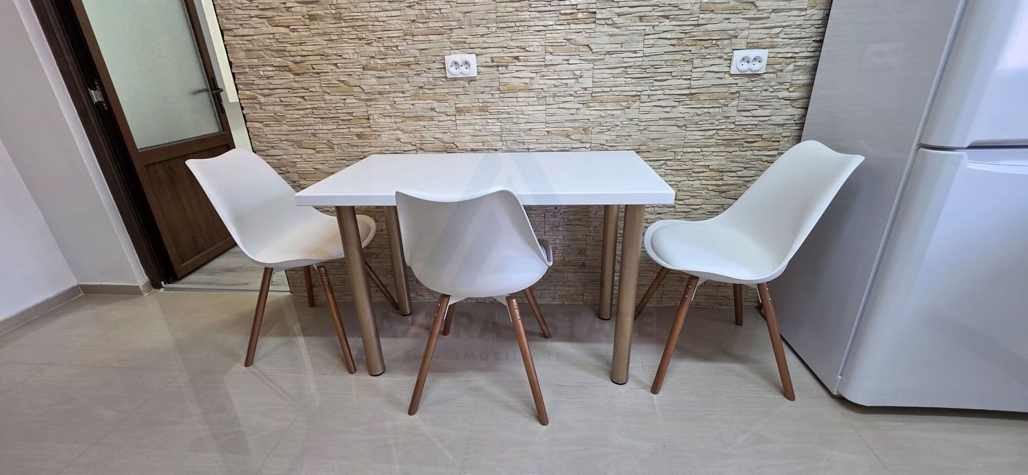 Apartament renovat cu 2 camere decomandat 50 mp etajul 2/8 Bd Mihai V