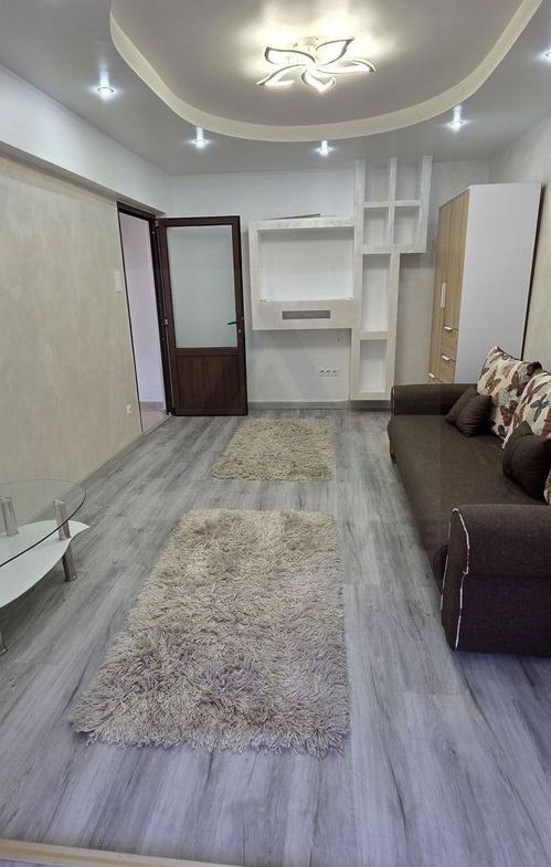 Apartament renovat cu 2 camere decomandat 50 mp etajul 2/8 Bd Mihai V