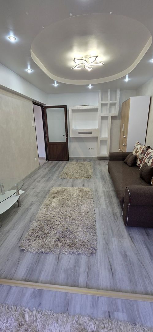 Apartament renovat cu 2 camere decomandat 50 mp etajul 2/8 Bd Mihai V