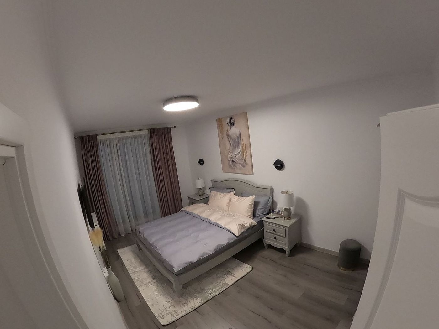 De închiriat – Apartament 2 camere cu vedere frontală la lac & loc de parcare