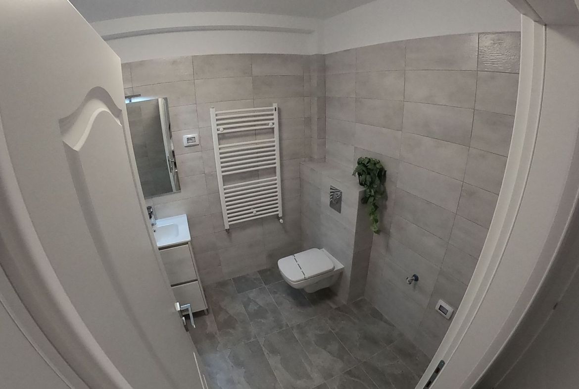 De închiriat – Apartament 2 camere cu vedere frontală la lac & loc de parcare