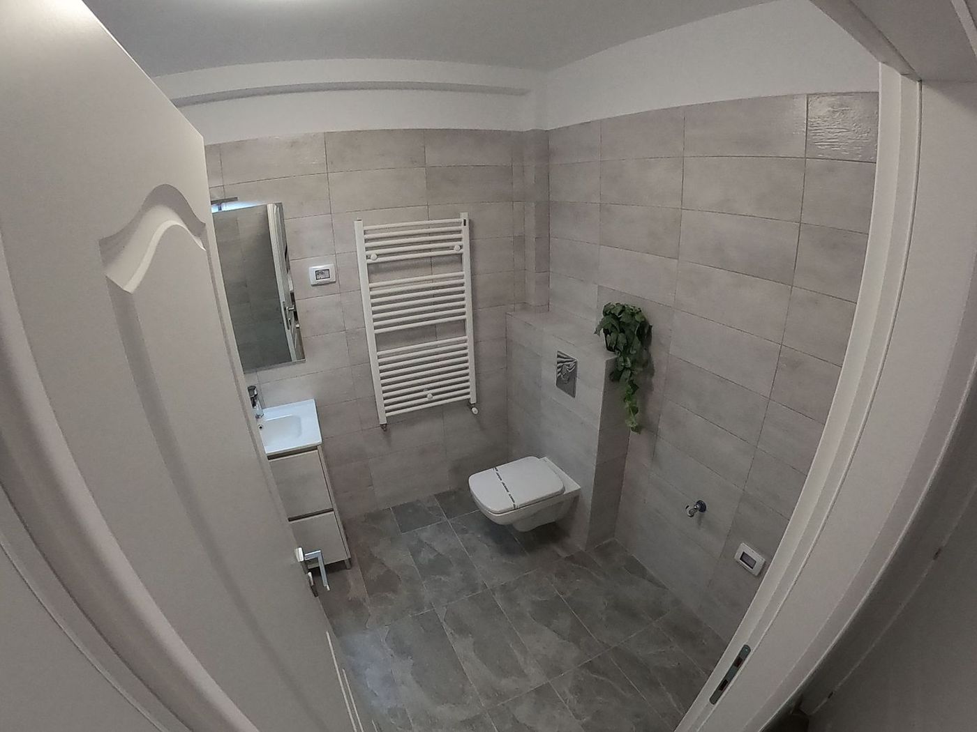 De închiriat – Apartament 2 camere cu vedere frontală la lac & loc de parcare