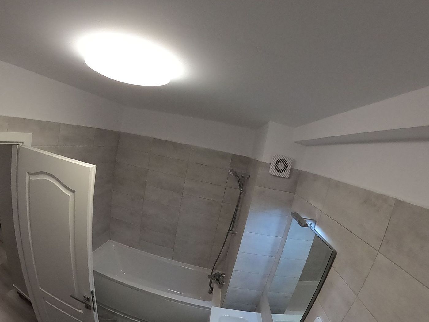 De închiriat – Apartament 2 camere cu vedere frontală la lac & loc de parcare