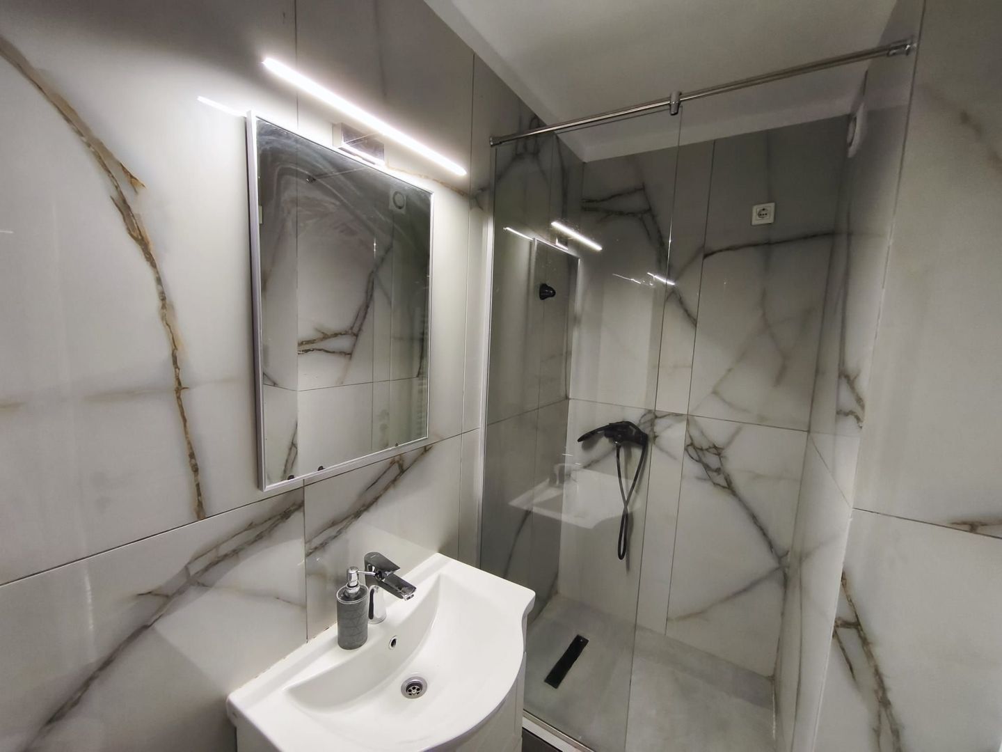 anBn-14741 De inchiriat apartament spatios, 3 camere, pe Faleza, 900 euro