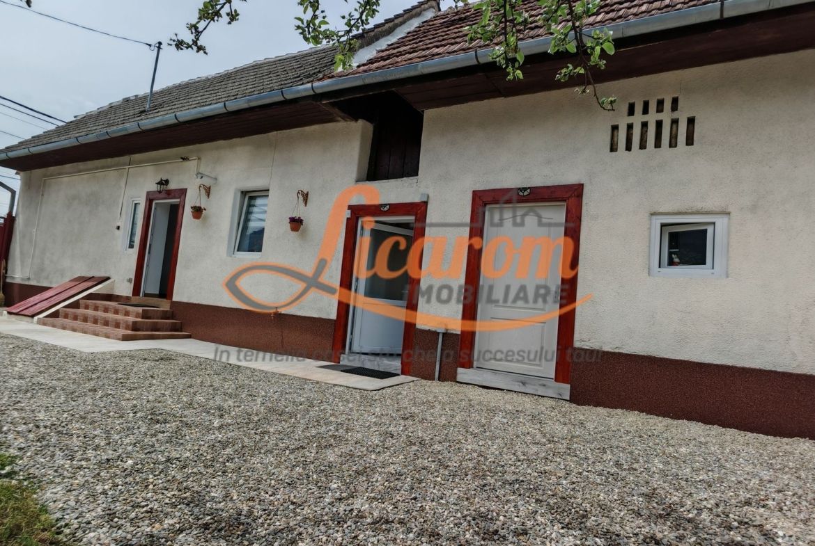 SANPETRU .Casa pretabila 2 familii ( Parinti + copil),singur in curte.