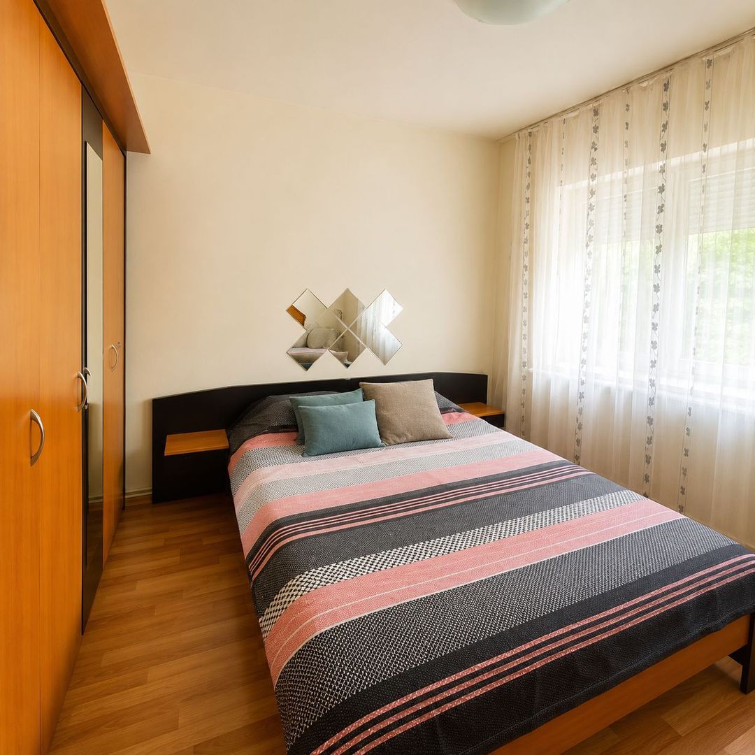 Apartament 3 camere decomandat, centrală proprie, AC, etaj 3, Lipovei