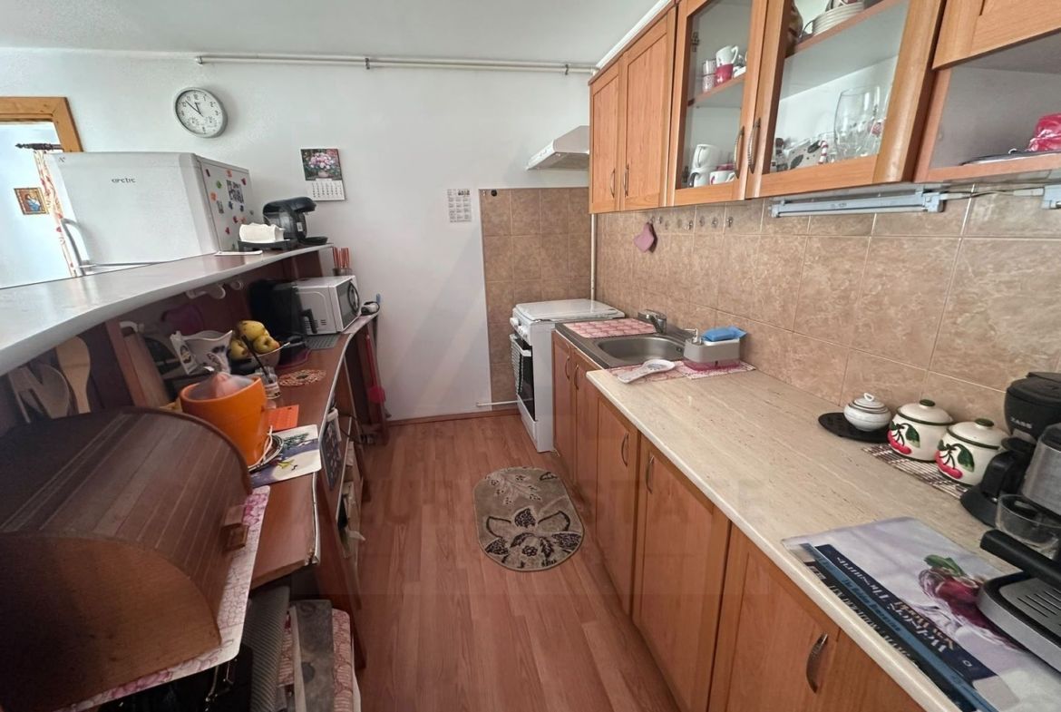 Apartament 3 camere decomandat  78 mp pivnita curte  in zona Centrala