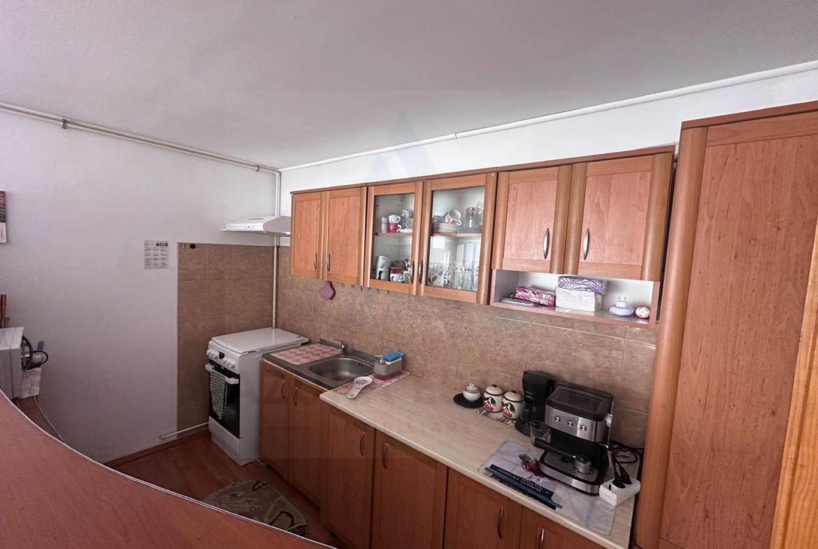 Apartament 3 camere decomandat  78 mp pivnita curte  in zona Centrala