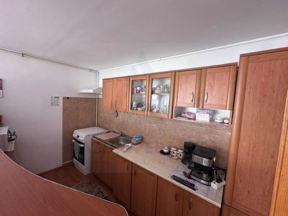 Apartament 3 camere decomandat  78 mp pivnita curte  in zona Centrala