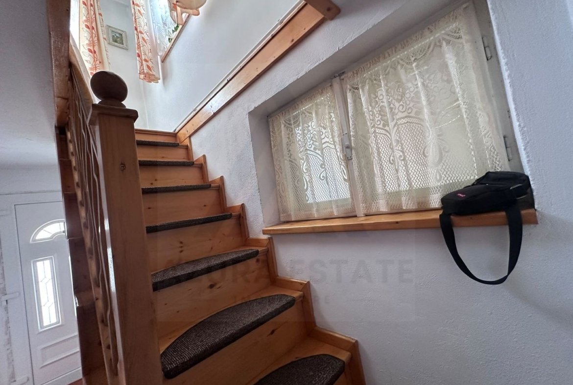 Apartament 3 camere decomandat  78 mp pivnita curte  in zona Centrala