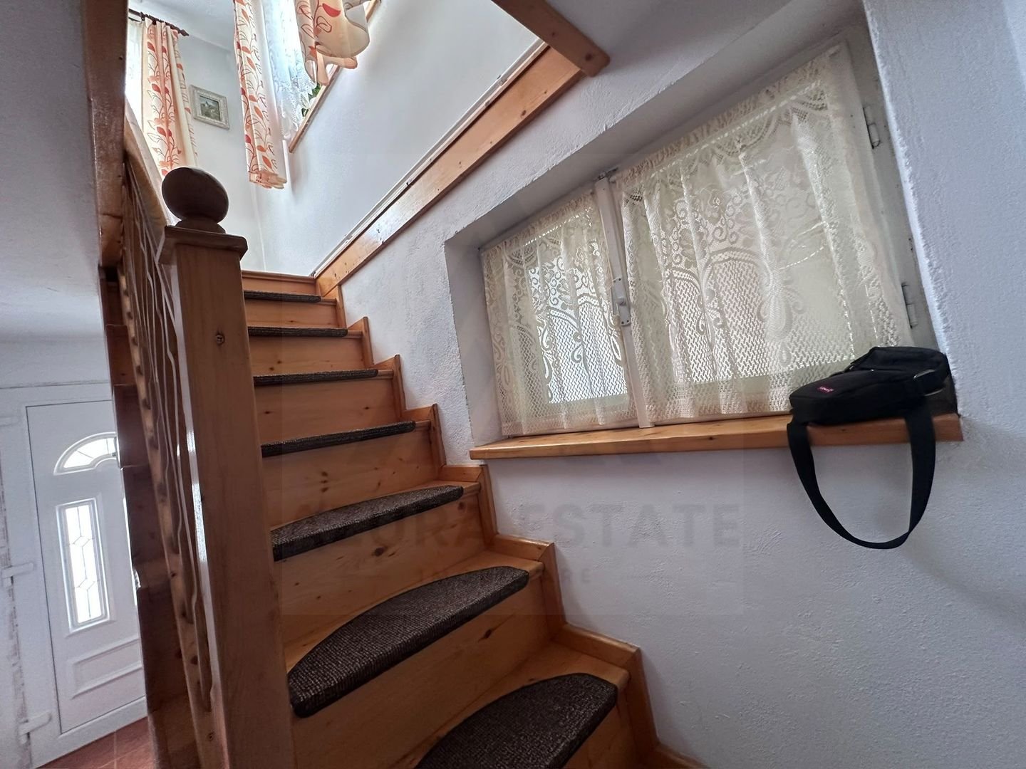 Apartament 3 camere decomandat  78 mp pivnita curte  in zona Centrala