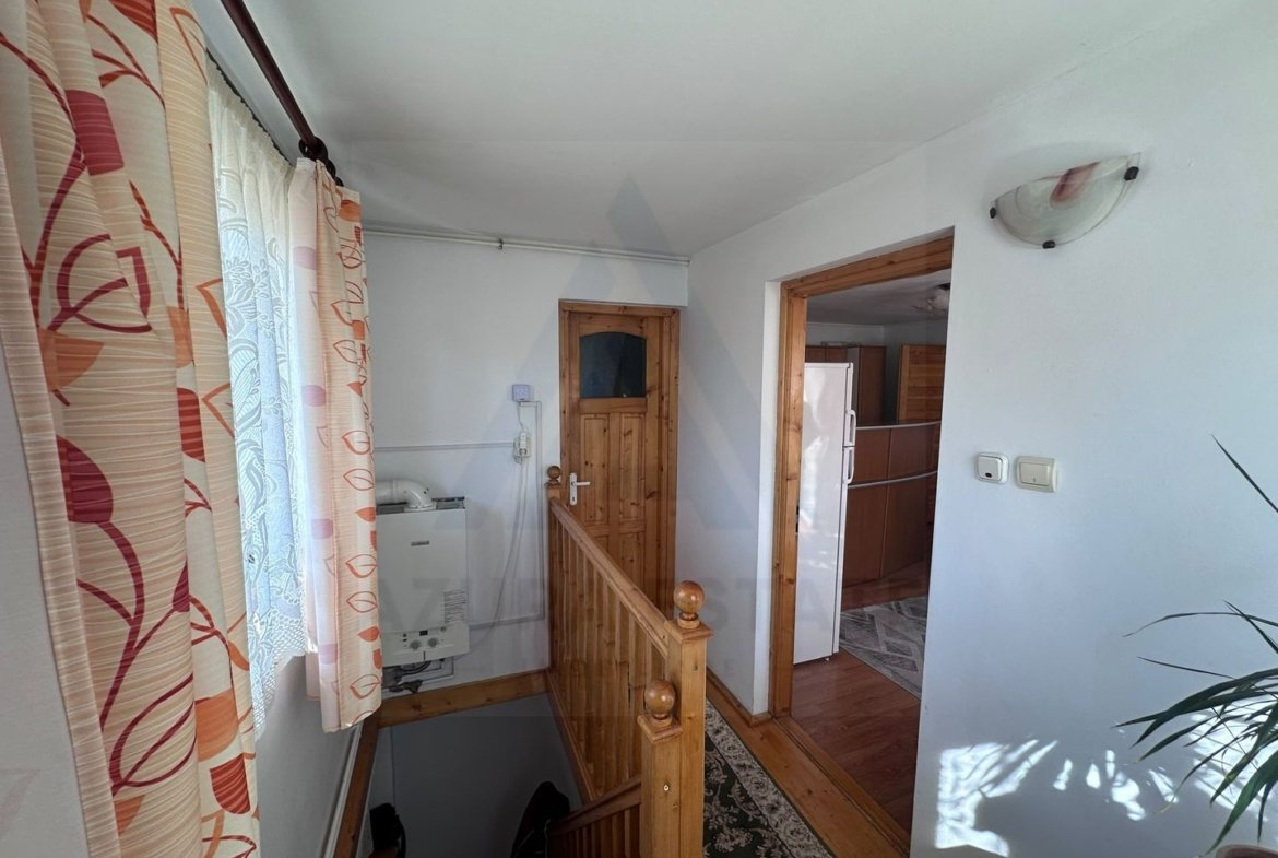 Apartament 3 camere decomandat  78 mp pivnita curte  in zona Centrala