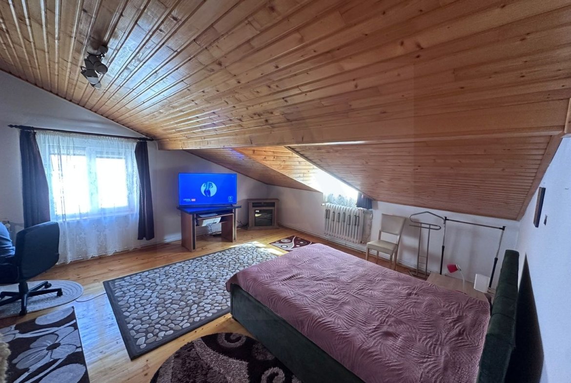 Apartament 3 camere decomandat  78 mp pivnita curte  in zona Centrala