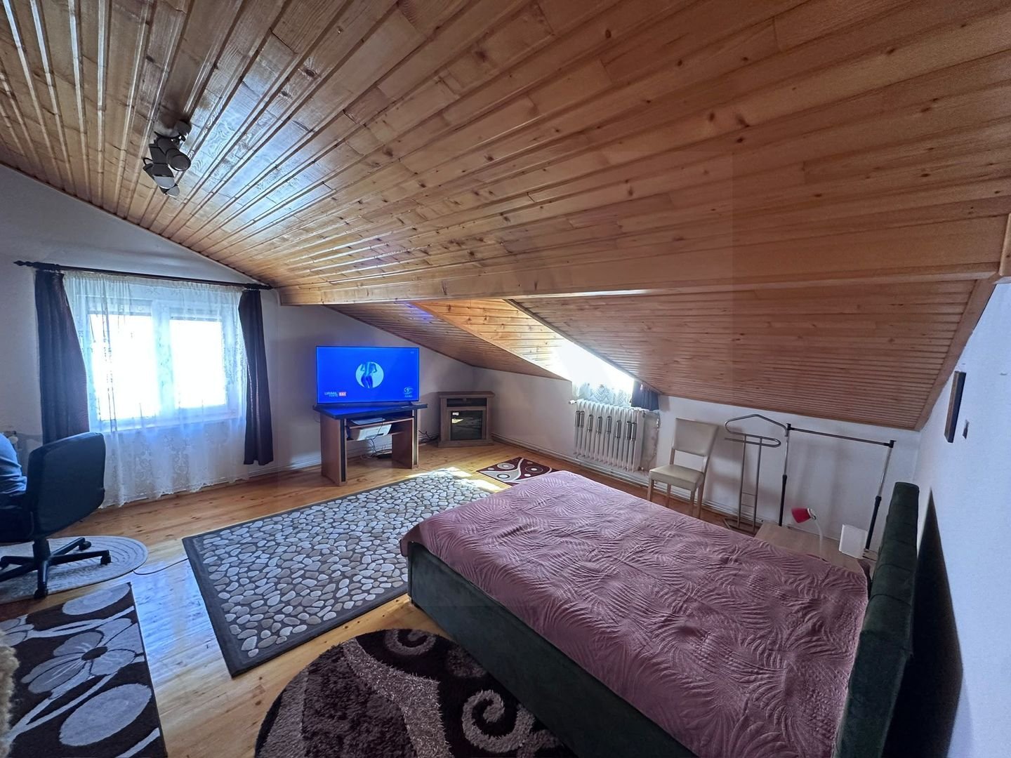 Apartament 3 camere decomandat  78 mp pivnita curte  in zona Centrala