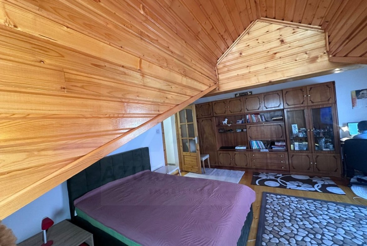 Apartament 3 camere decomandat  78 mp pivnita curte  in zona Centrala