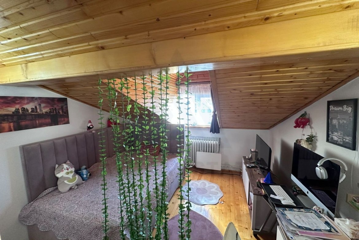 Apartament 3 camere decomandat  78 mp pivnita curte  in zona Centrala