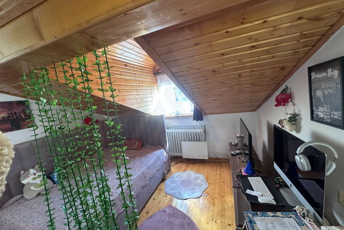 Apartament 3 camere decomandat  78 mp pivnita curte  in zona Centrala