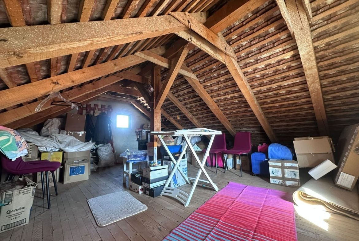 Apartament 3 camere decomandat  78 mp pivnita curte  in zona Centrala