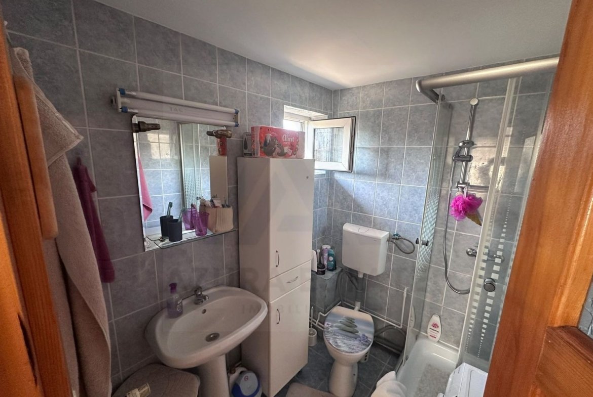 Apartament 3 camere decomandat  78 mp pivnita curte  in zona Centrala